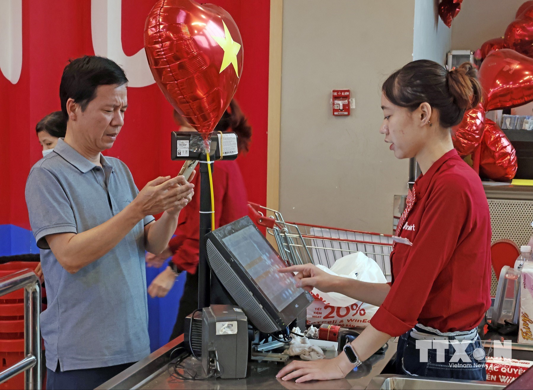 Thanh toán số giúp các cửa hàng giảm thiểu đáng kể chi phí nhân lực cho việc kiểm đếm, quản lý tiền mặt và rủi ro tiền giả. (Ảnh: Trần Việt/TTXVN)